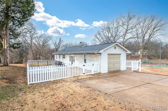 1000 E McKinley Street, Belleville, IL 62220