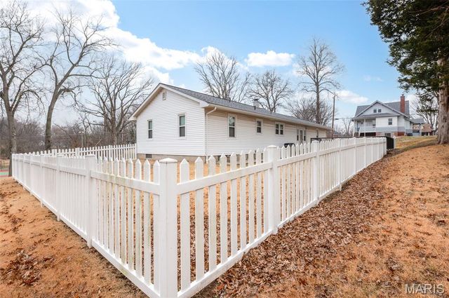 1000 E McKinley Street, Belleville, IL 62220