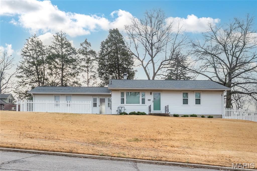 1000 E McKinley Street, Belleville, IL 62220