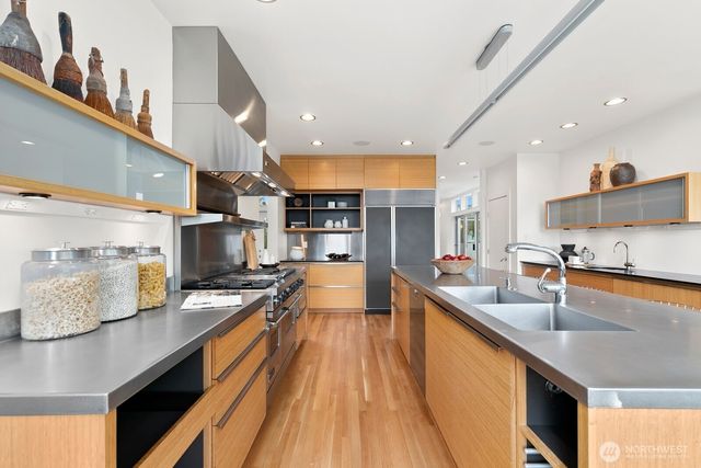 1549 Magnolia Way W, Seattle, WA 98199