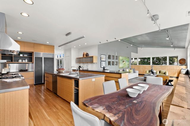 1549 Magnolia Way W, Seattle, WA 98199