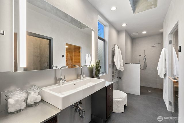 1549 Magnolia Way W, Seattle, WA 98199