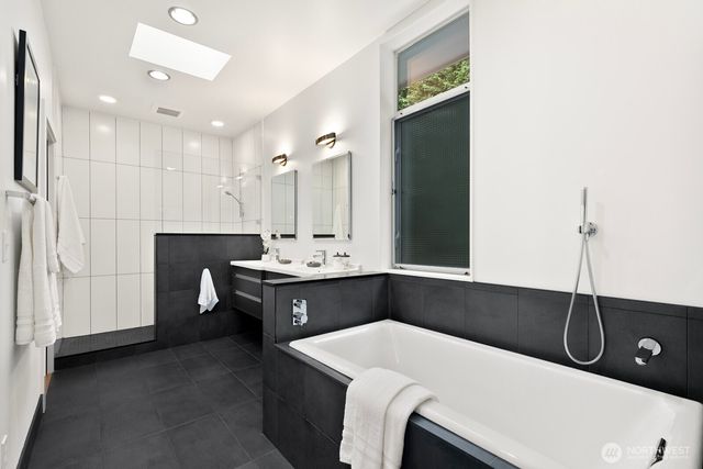 1549 Magnolia Way W, Seattle, WA 98199