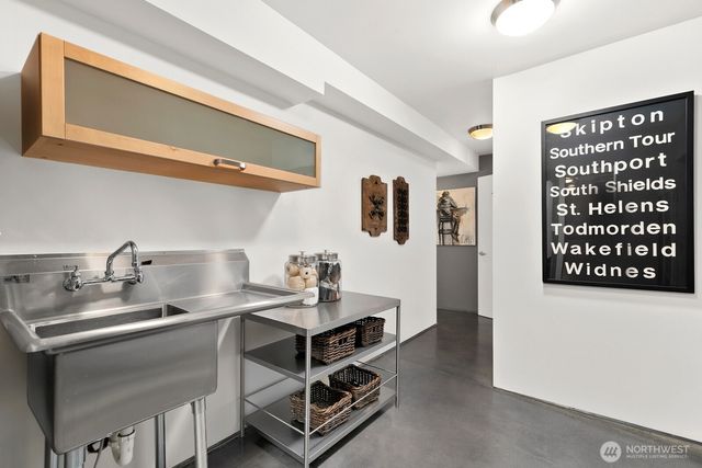 1549 Magnolia Way W, Seattle, WA 98199