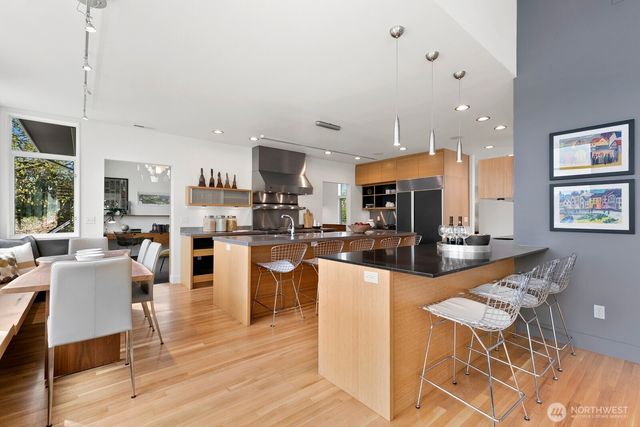 1549 Magnolia Way W, Seattle, WA 98199