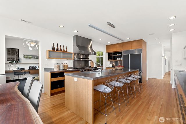 1549 Magnolia Way W, Seattle, WA 98199