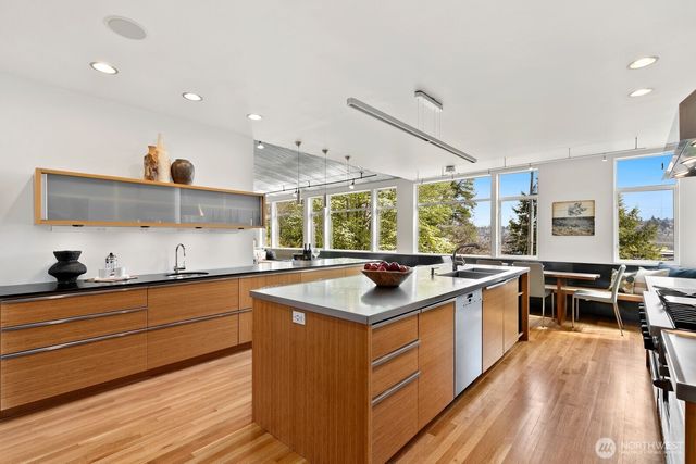 1549 Magnolia Way W, Seattle, WA 98199