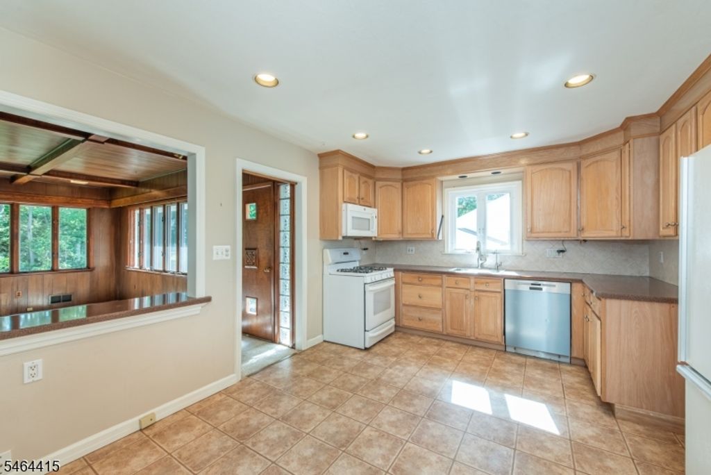 10 Fernwood Dr, Fair Lawn Boro, NJ 07410 — photo 2