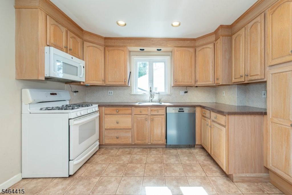 10 Fernwood Dr, Fair Lawn Boro, NJ 07410 — photo 3