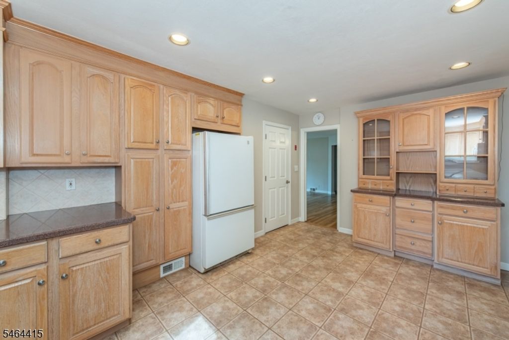10 Fernwood Dr, Fair Lawn Boro, NJ 07410 — photo 4