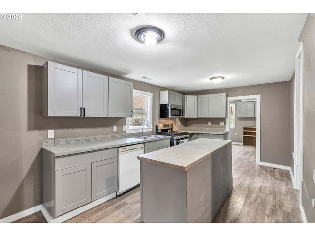 15412 Ne HALSEY St, Portland, OR 97230