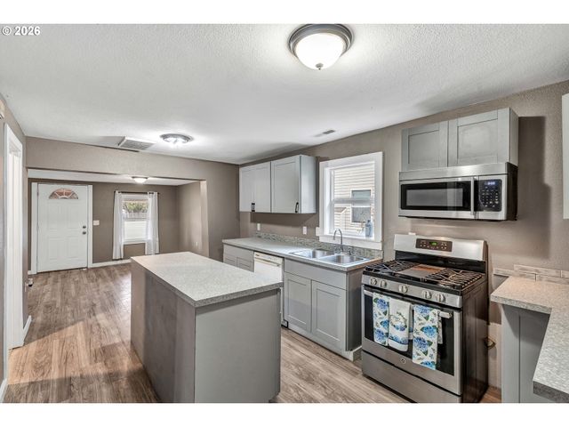 15412 Ne HALSEY St, Portland, OR 97230