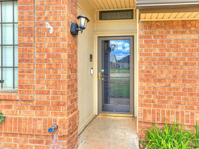 912 N Avery Drive, Moore, OK 73160
