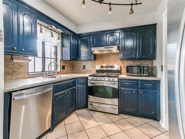 912 N Avery Drive, Moore, OK 73160