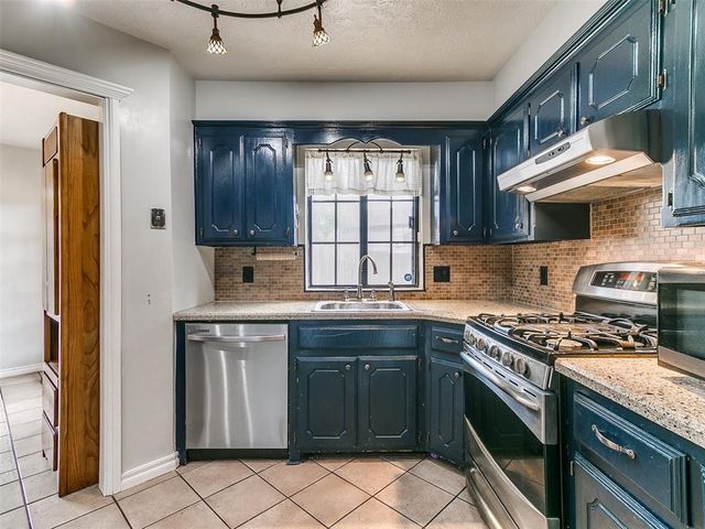 912 N Avery Drive, Moore, OK 73160