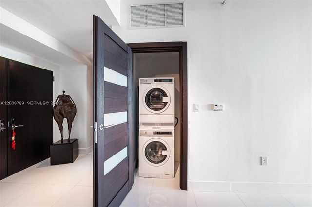 900 Biscayne Blvd 2208, Miami, FL 33132