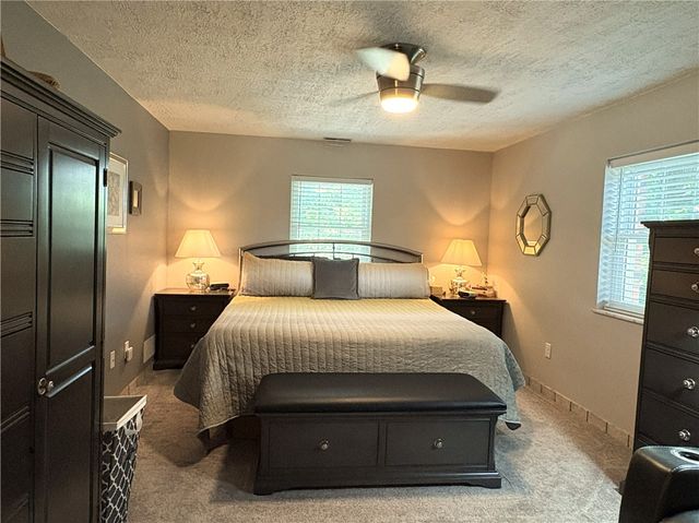 101 Woodstone Lane 21, New Kensington, PA 15068
