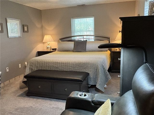 101 Woodstone Lane 21, New Kensington, PA 15068