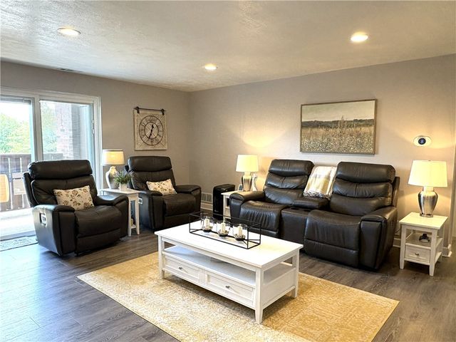 101 Woodstone Lane 21, New Kensington, PA 15068
