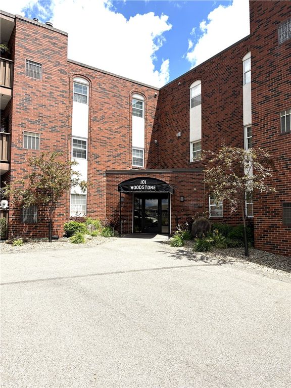 101 Woodstone Lane 21, New Kensington, PA 15068