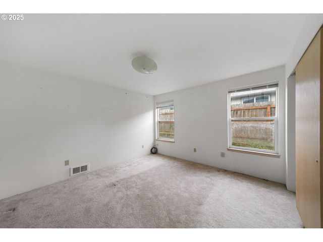 1924 GARFIELD St, North Bend, OR 97459