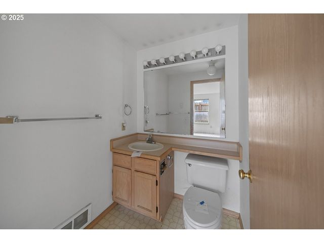 1924 GARFIELD St, North Bend, OR 97459