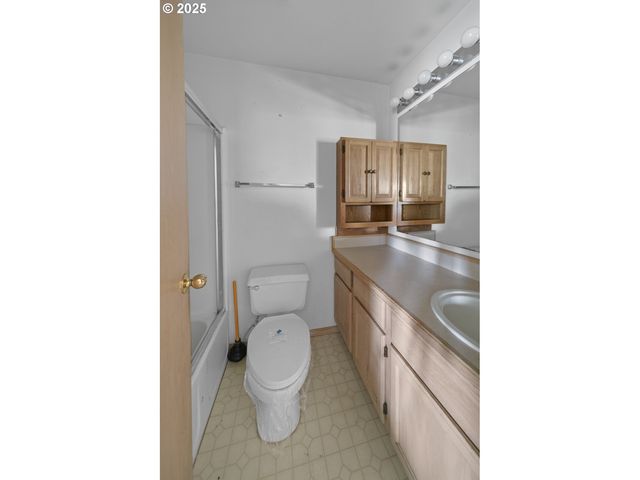 1924 GARFIELD St, North Bend, OR 97459