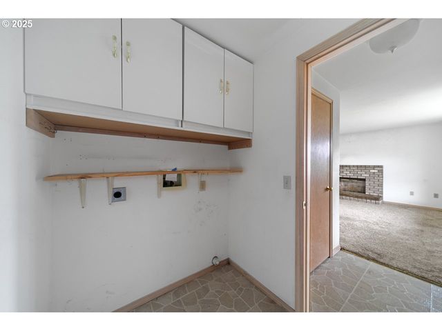 1924 GARFIELD St, North Bend, OR 97459