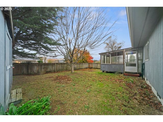 1924 GARFIELD St, North Bend, OR 97459