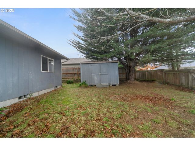 1924 GARFIELD St, North Bend, OR 97459