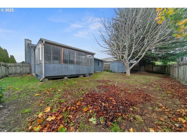 1924 GARFIELD St, North Bend, OR 97459