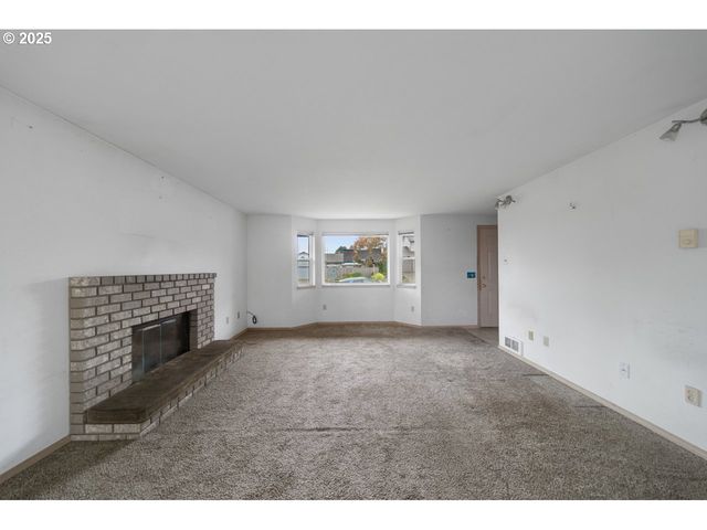 1924 GARFIELD St, North Bend, OR 97459