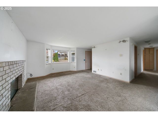 1924 GARFIELD St, North Bend, OR 97459