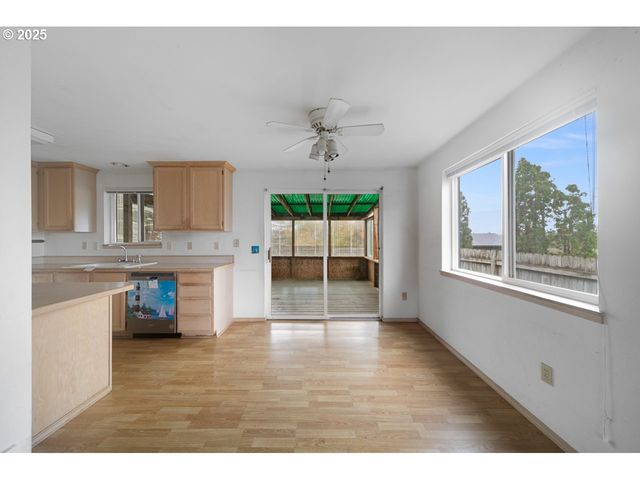 1924 GARFIELD St, North Bend, OR 97459