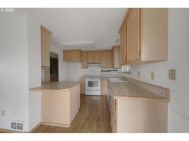 1924 GARFIELD St, North Bend, OR 97459