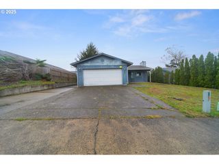 1924 GARFIELD St, North Bend, OR 97459