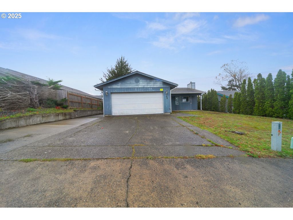 1924 GARFIELD St, North Bend, OR 97459