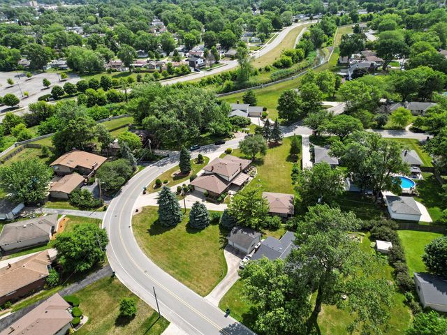 1246 River Drive, Munster, IN 46321