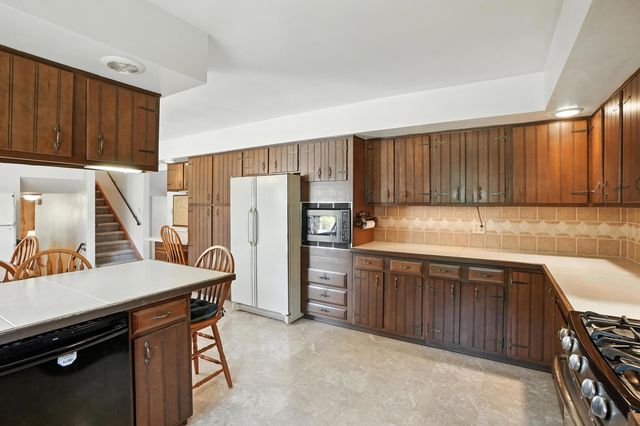 1246 River Drive, Munster, IN 46321