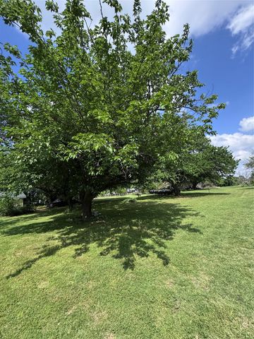 806 Old Base Road, Aurora, TX 76078