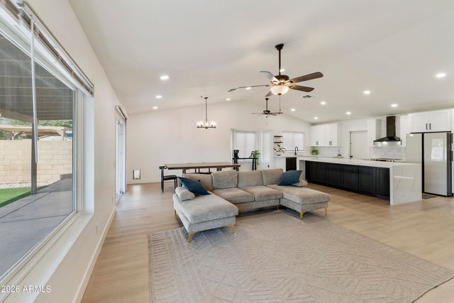 351 W AMOROSO Drive, Gilbert, AZ 85233