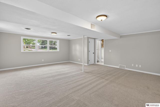 5005 S 90th Street, Omaha, NE 68127