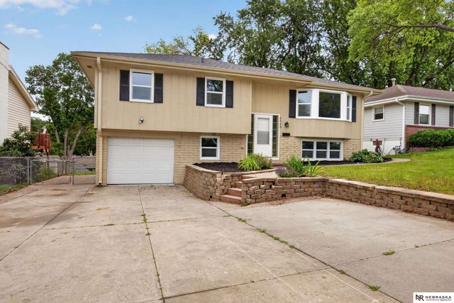 5005 S 90th Street, Omaha, NE 68127