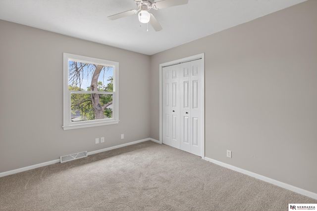 5005 S 90th Street, Omaha, NE 68127