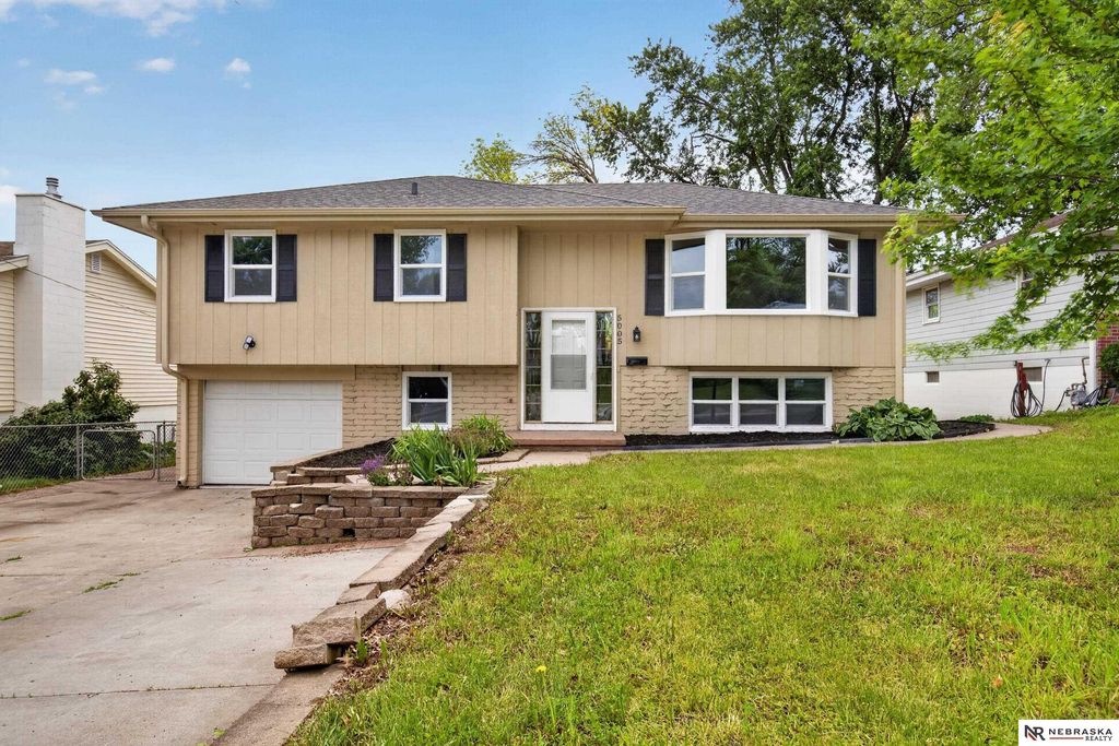 5005 S 90th Street, Omaha, NE 68127
