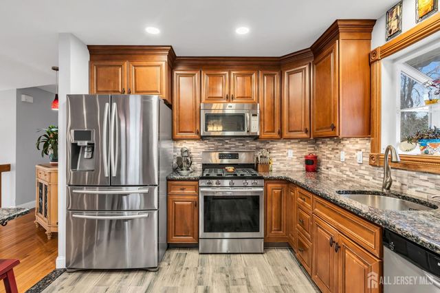 17 Heritage Drive, Howell, NJ 07731