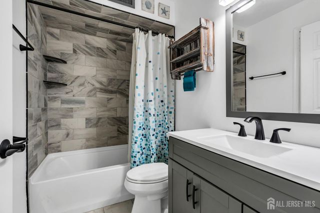 17 Heritage Drive, Howell, NJ 07731