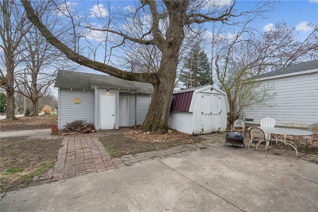 409 S 7th Avenue, Iowa City, IA 52245