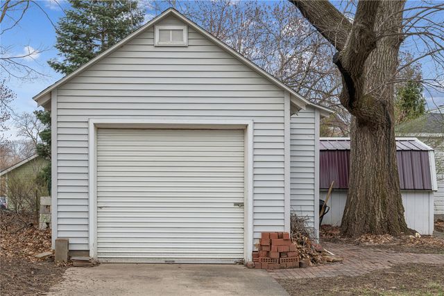 409 S 7th Avenue, Iowa City, IA 52245