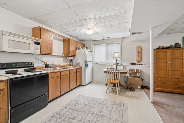 409 S 7th Avenue, Iowa City, IA 52245